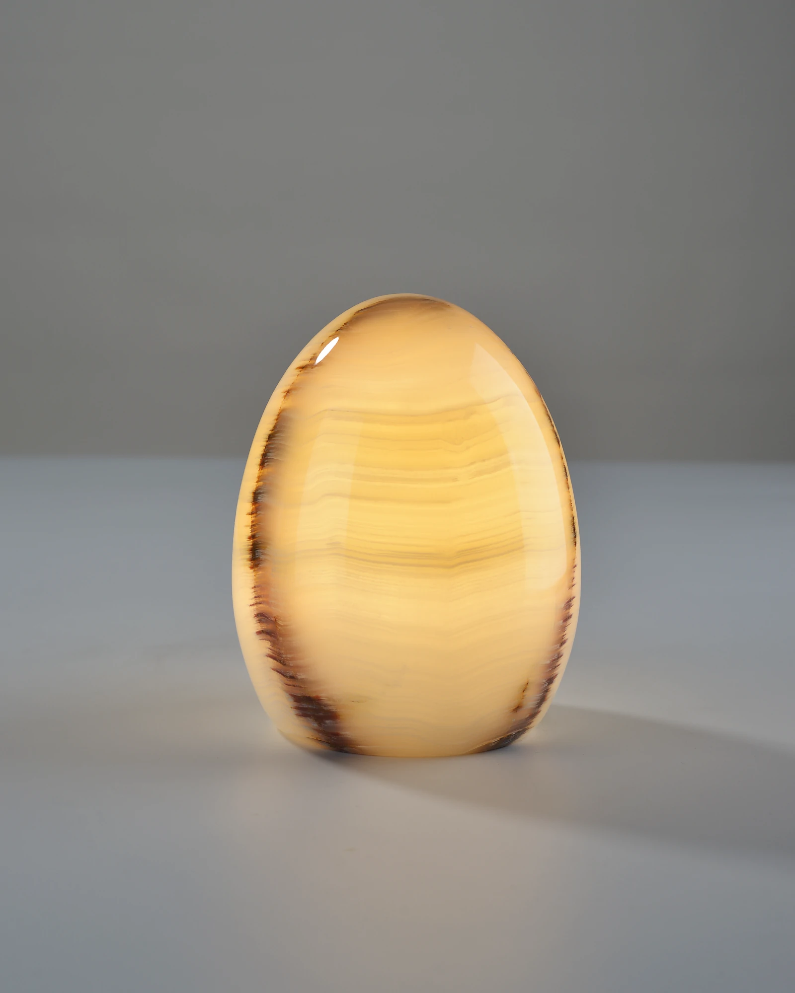 Egg-Shaped Onyx Table Lamp – Illuminated Stone Light with Natural Veining