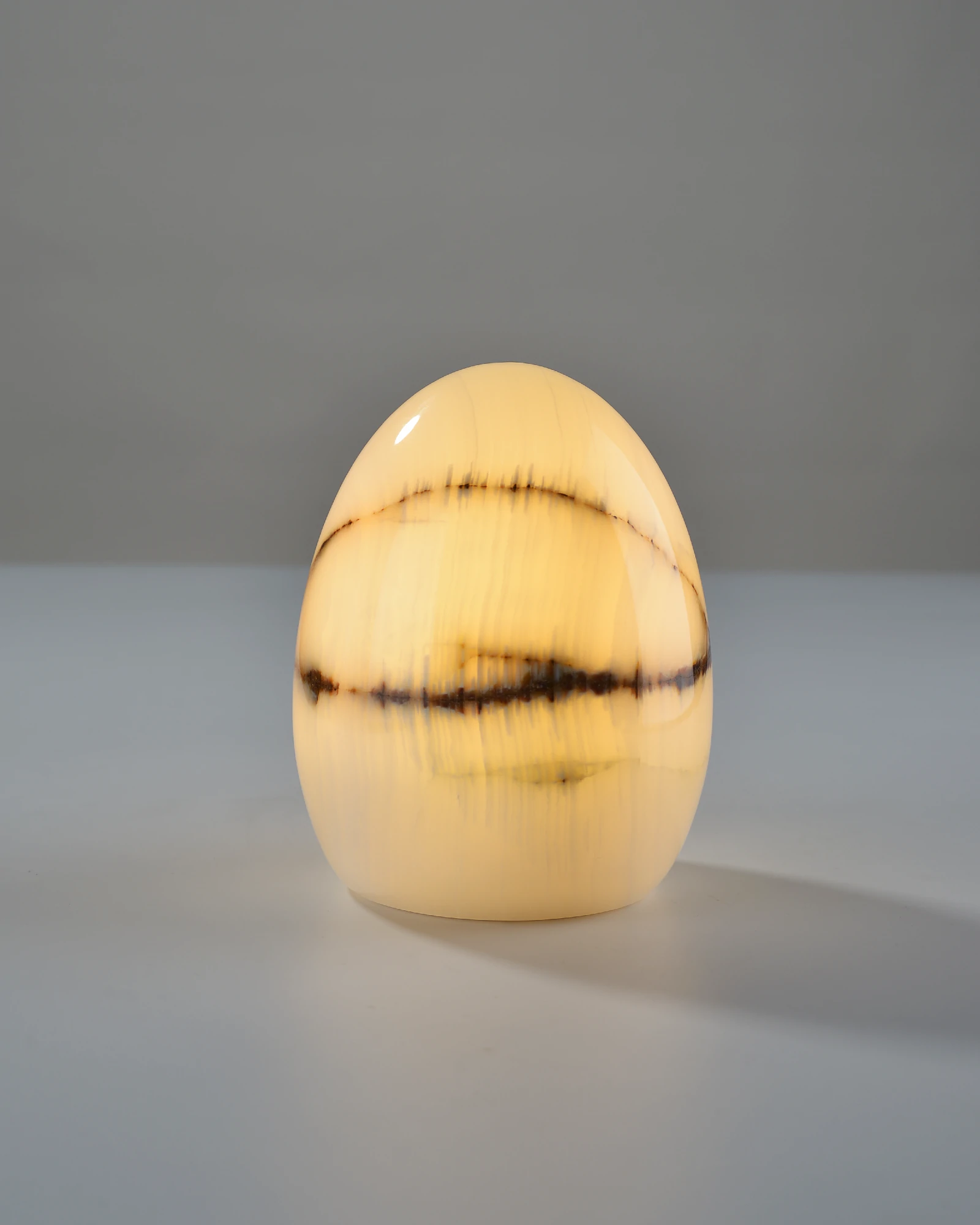 Elegant Egg-Shaped Onyx Table Lamp – Illuminated Stone Texture