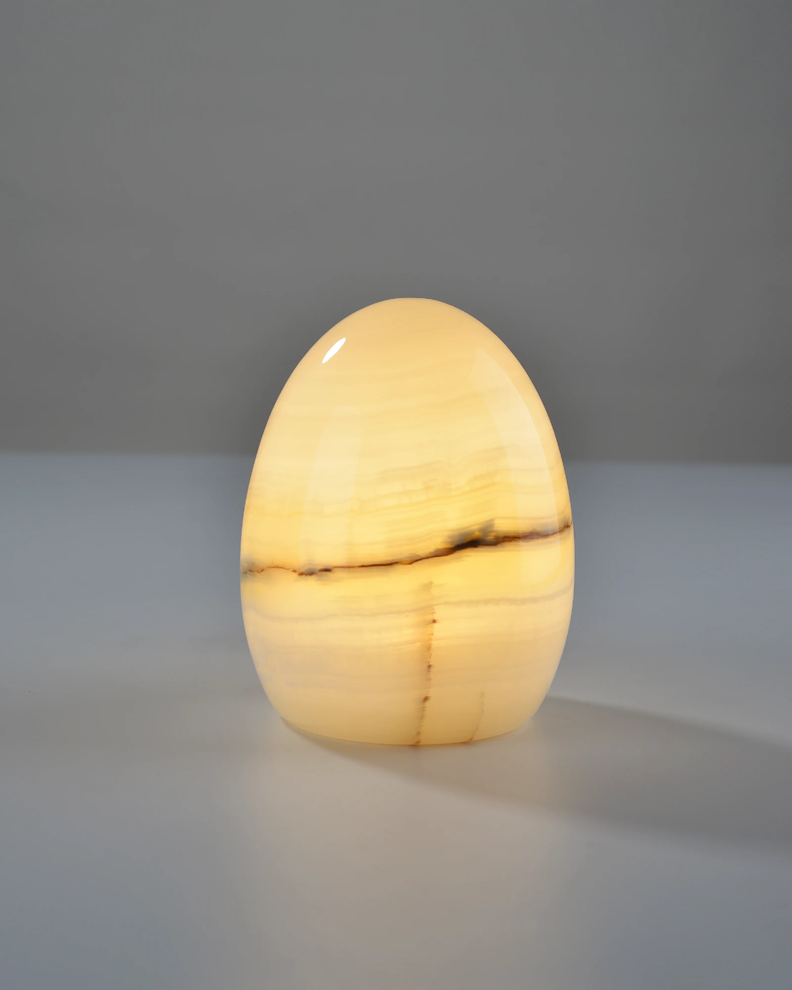 Egg-Shaped Onyx Lamp – Illuminated Natural Stone Lighting