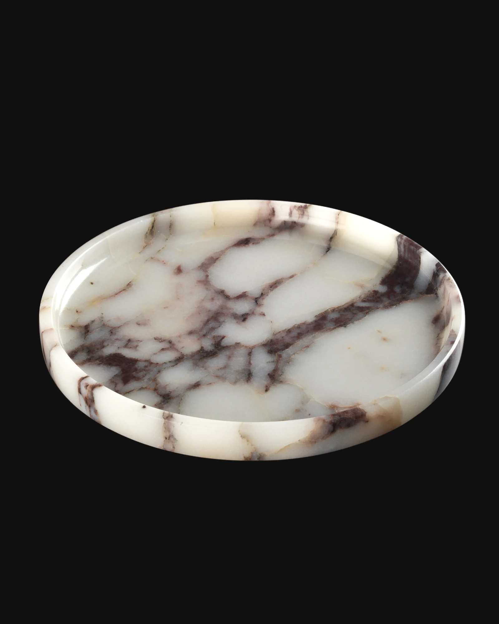 22cm round Calacatta marble tray with polished light finish and natural veins